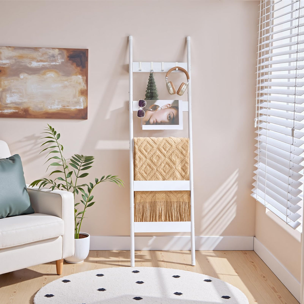 HOOBRO Blanket Ladder, 5-Tier Towel Rack with Hooks, Wall-Leaning Blanket Rack, Decorative Display Ladder Shelf, for Scarves, Industrial, Living Room, Bedroom, White WW52CJ01