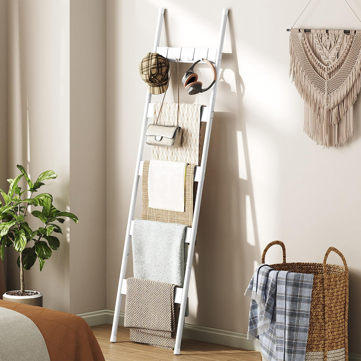 HOOBRO Blanket Ladder, 5-Tier Towel Rack with Hooks, Wall-Leaning Blanket Rack, Decorative Display Ladder Shelf, for Scarves, Industrial, Living Room, Bedroom, White WW52CJ01