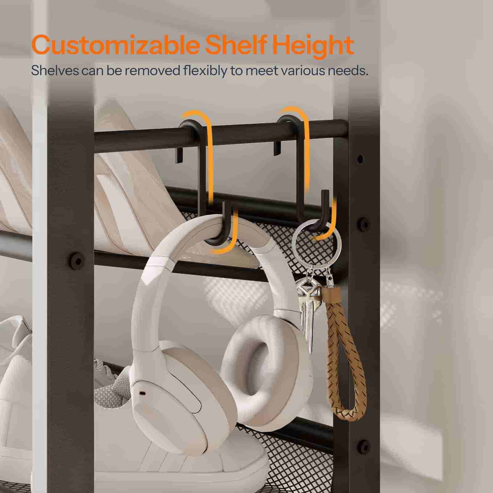 Shelf with customizable height, holding headphones and keys, on a neutral background.
